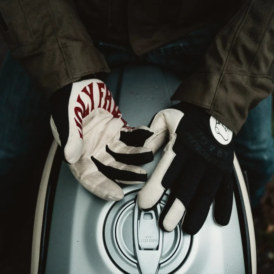 Garage Gloves completano un outfit cafe racer tra moto, officina e città.