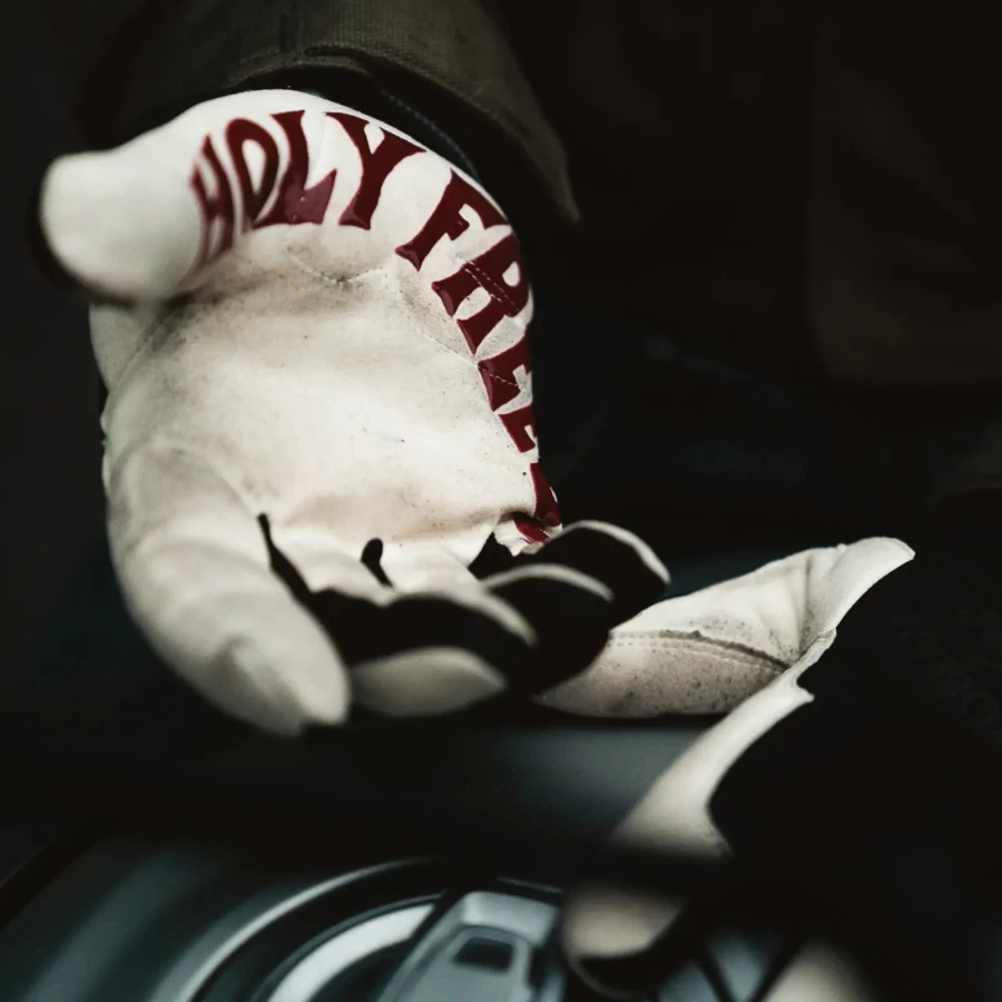 Garage Gloves completano un outfit cafe racer tra moto, officina e città.