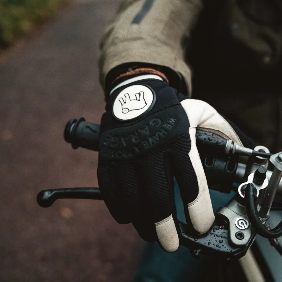 Garage Gloves completano un outfit cafe racer tra moto, officina e città.