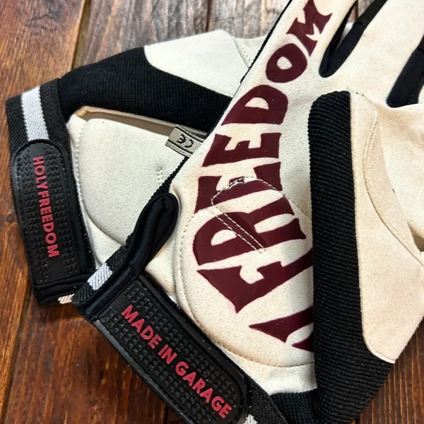 Detail of the stitching on Garage Gloves, con finiture vintage ispirate al mondo custom.