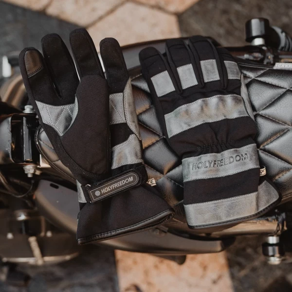Dettaglio dei guanti moto Holyfreedom con materiali caldi, cuciture e finiture resistenti.
