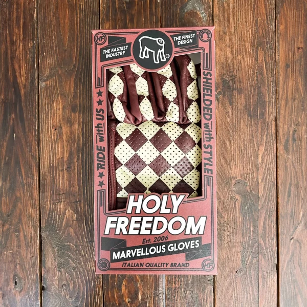 Guanti moto Holyfreedom Bullit Insulto indossati in sella per un outfit autentico da rider.