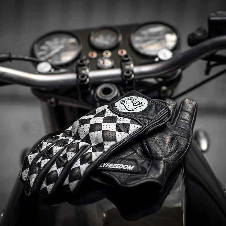 Guanti moto uomo Holyfreedom indossati in sella a una custom, stile e controllo.