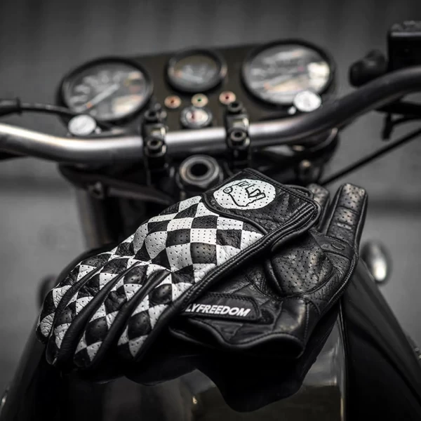 Guanti moto uomo Holyfreedom indossati in sella a una custom, stile e controllo.