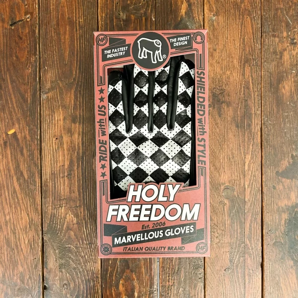 Dettaglio stampa dei guanti moto CE EN 13594 con finitura vissuta e carattere Holyfreedom.