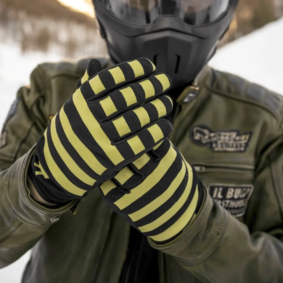 Guanti Holyfreedom indossati per un look biker urbano e originale