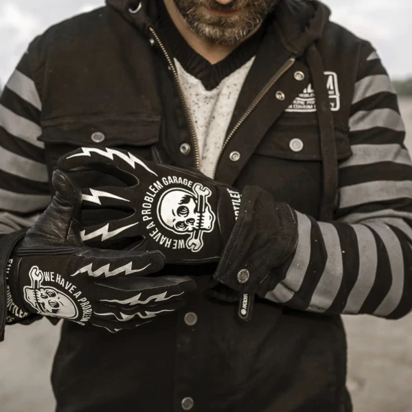 Guanti Tools indossati su una moto custom: comfort, grip e stile Holyfreedom in movimento