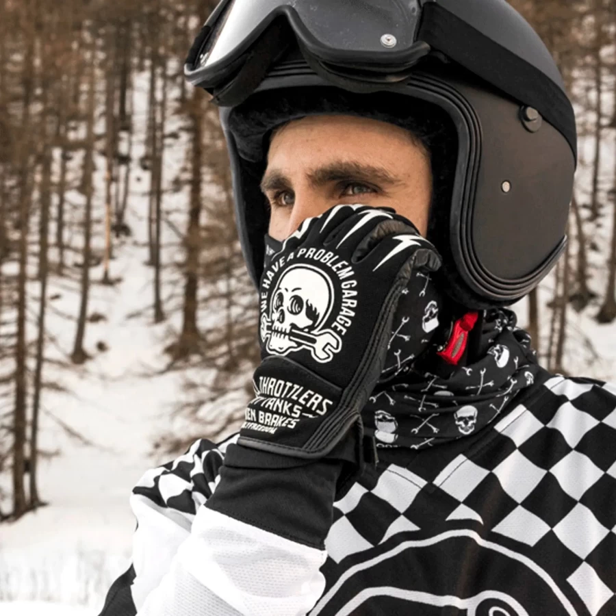Guanti Tools indossati su una moto custom: comfort, grip e stile Holyfreedom in movimento