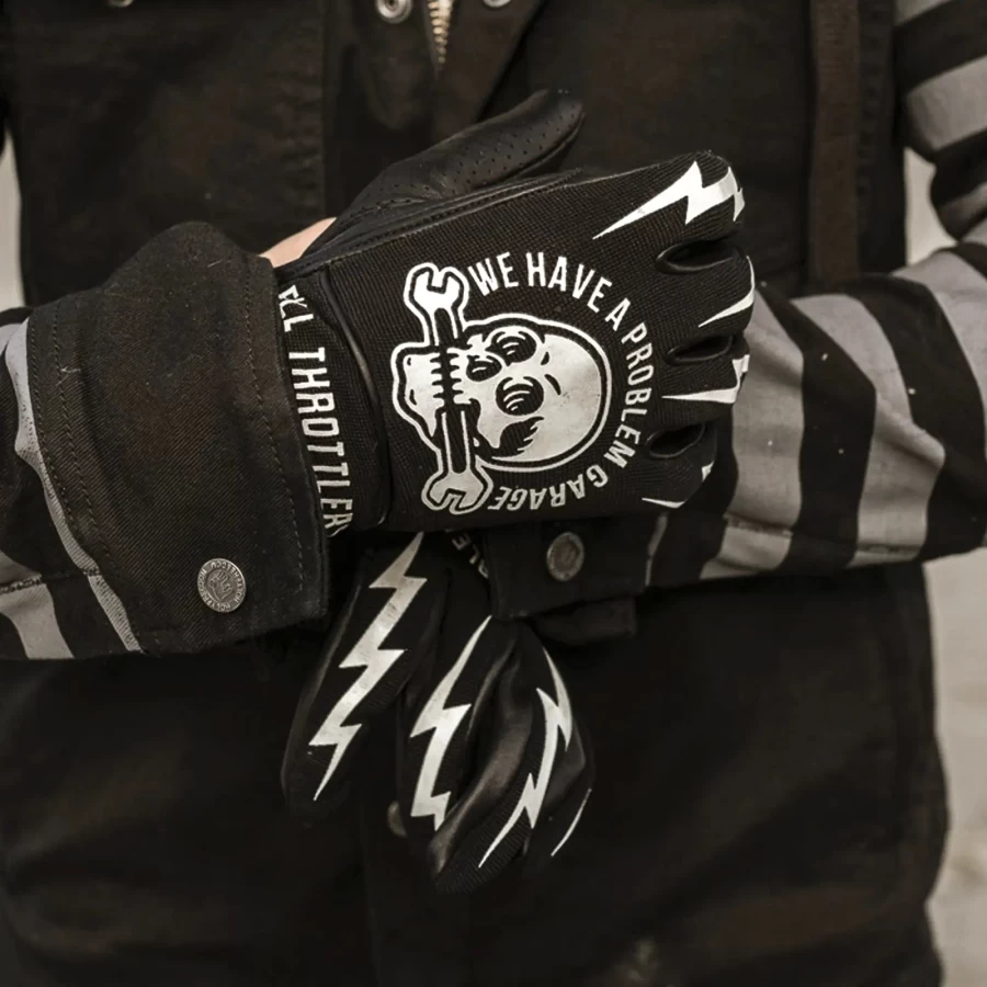 Guanti Tools indossati su una moto custom: comfort, grip e stile Holyfreedom in movimento