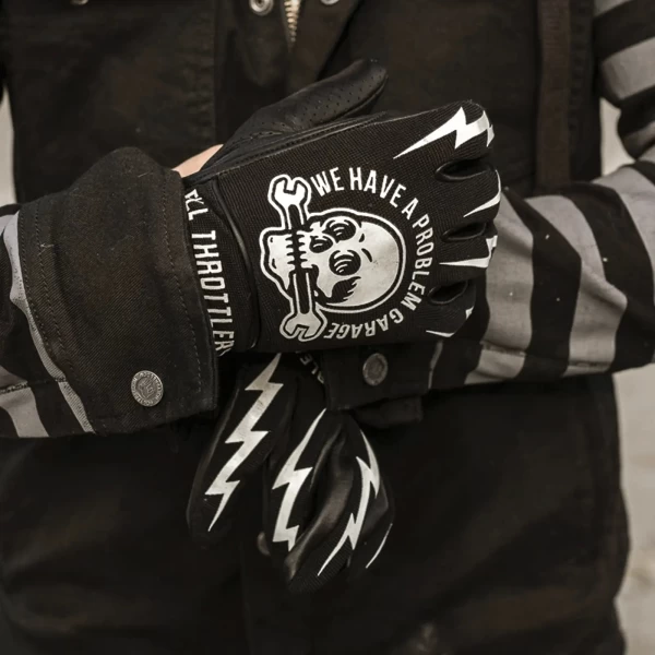Guanti Tools indossati su una moto custom: comfort, grip e stile Holyfreedom in movimento