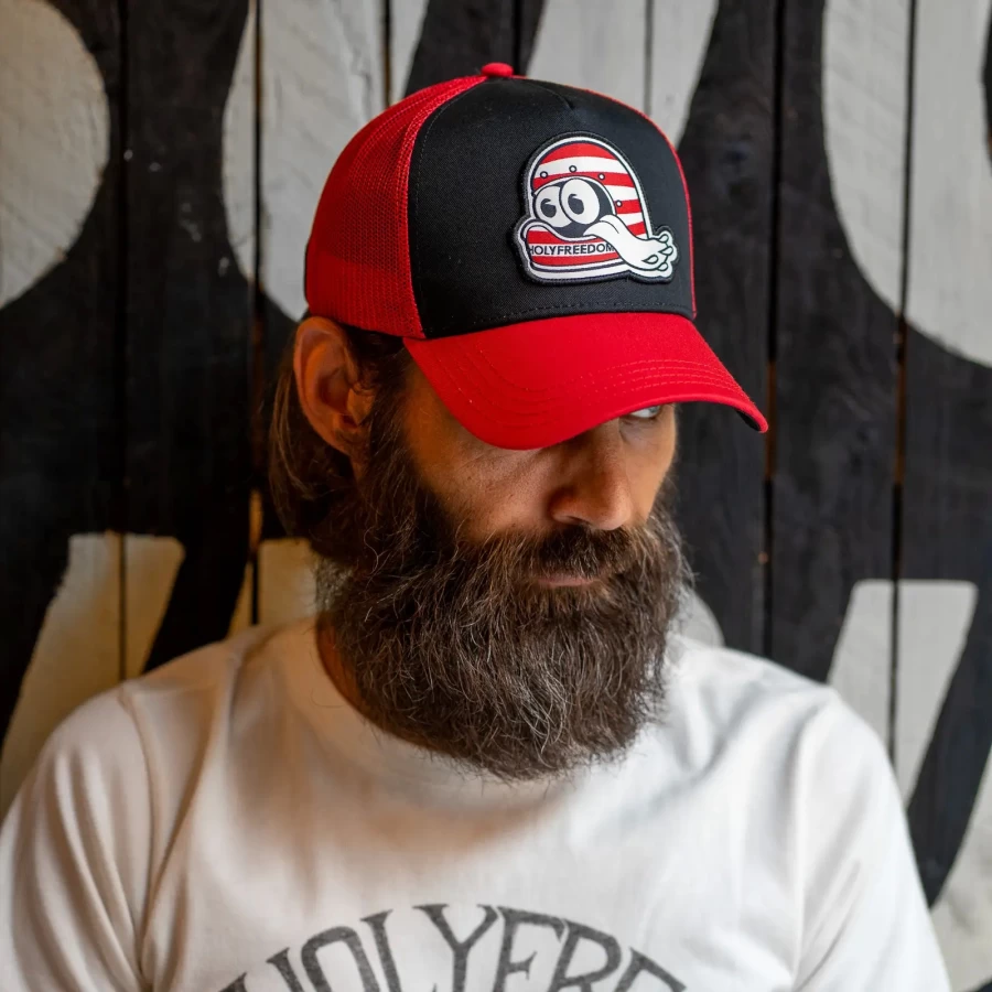Helmet Cap Holyfreedom indossato con giacca e jeans moto, perfetto per i rider.