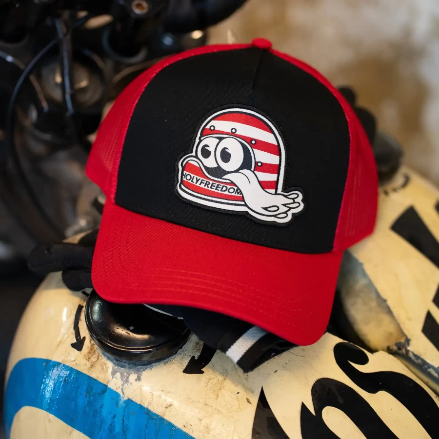 Dettaglio del design Helmet Cap Holyfreedom, grafica originale e look custom.