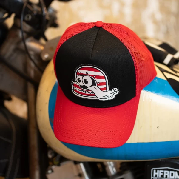 Dettaglio del design Helmet Cap Holyfreedom, grafica originale e look custom.