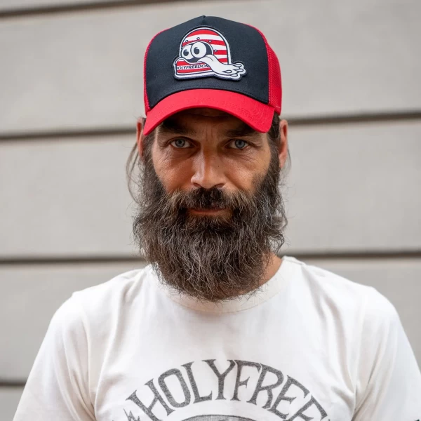 Helmet Cap Holyfreedom indossato con giacca e jeans moto, perfetto per i rider.