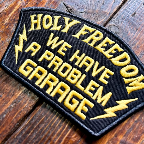 Dettaglio cromatico della patch originale Holyfreedom dal colore giallo intenso e stile custom.