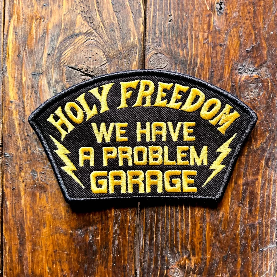 Vista frontale della Giallo Patch Holyfreedom con grafica vintage per moto custom.