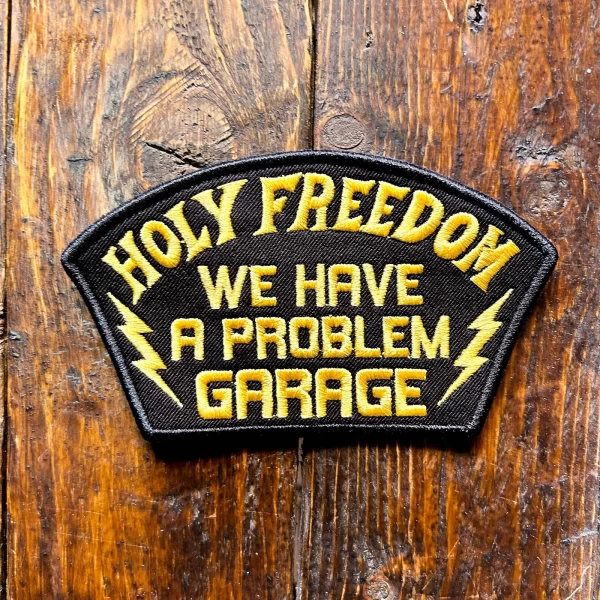 Vista frontale della Giallo Patch Holyfreedom con grafica vintage per moto custom.