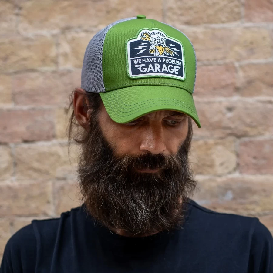 Cappellino Holyfreedom indossato in città, perfetto per rider cafe racer e scrambler.