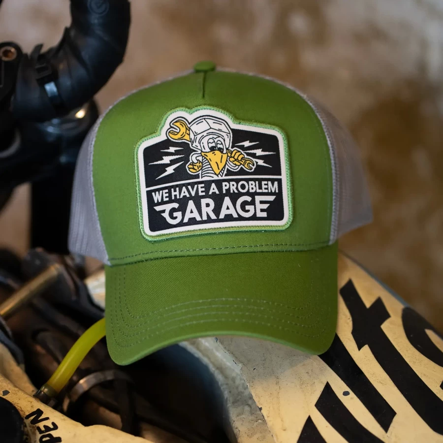 Dettaglio grafica originale Holyfreedom sul cappellino Evergreen, stile custom essenziale.
