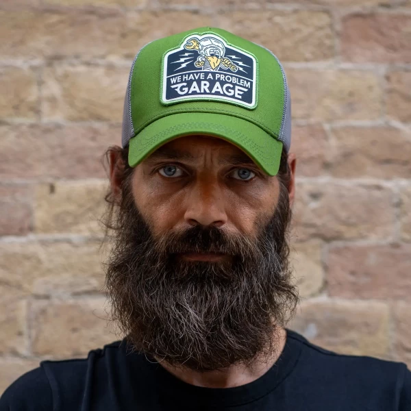 Cappellino Holyfreedom indossato in città, perfetto per rider cafe racer e scrambler.