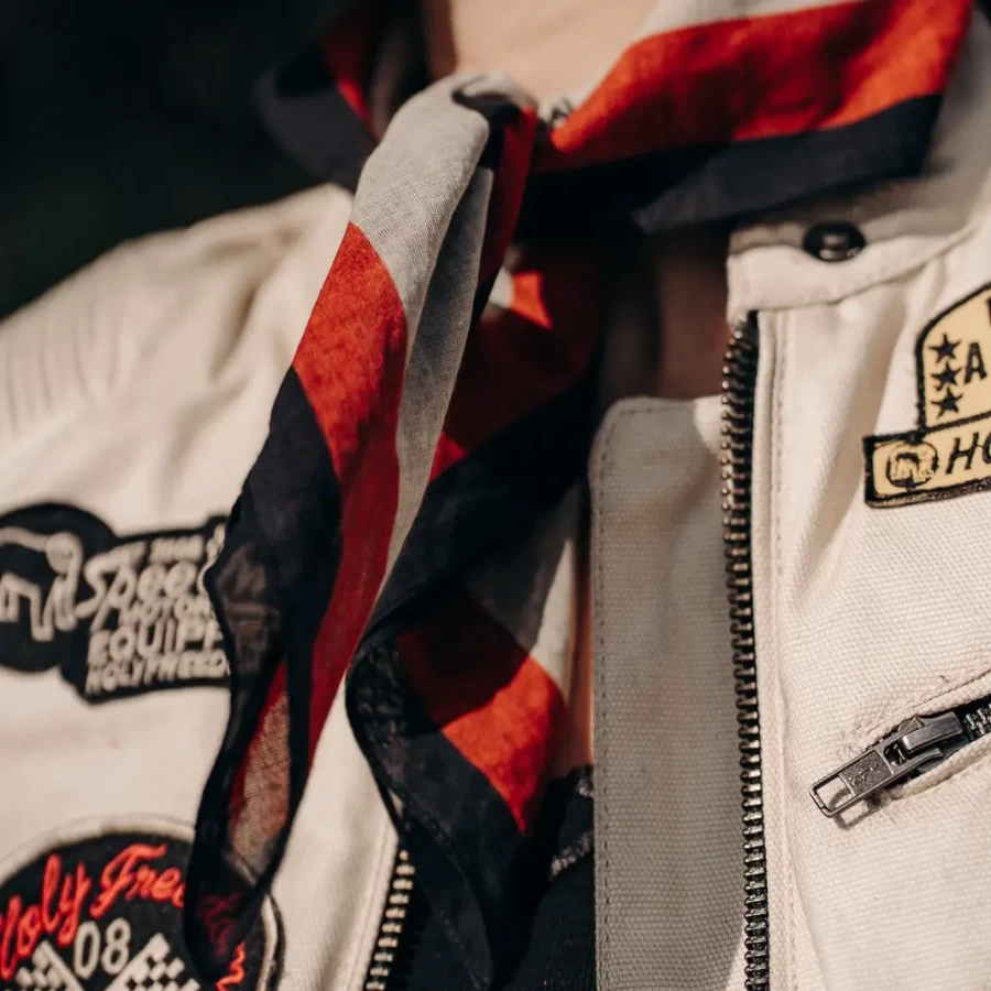 Foulard moto vintage indossato dal rider, ideale per completare un outfit cafe racer.