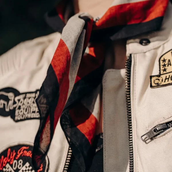 Foulard moto vintage indossato dal rider, ideale per completare un outfit cafe racer.