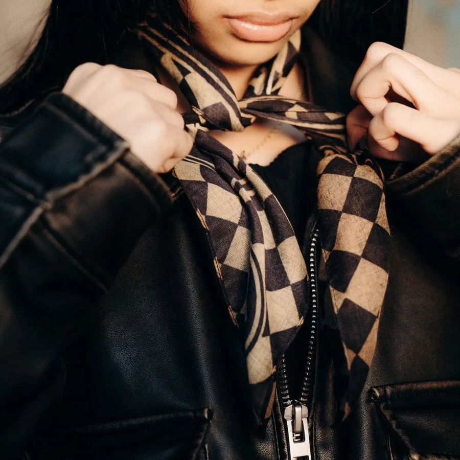 Dettaglio grafica Cicano: foulard moto custom con stile originale e deciso.