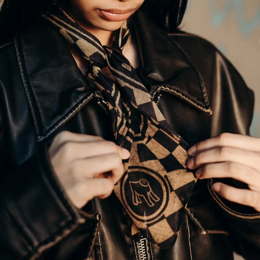 Foulard moto Cicano indossato con giacca cafe racer per un look autentico e urbano.