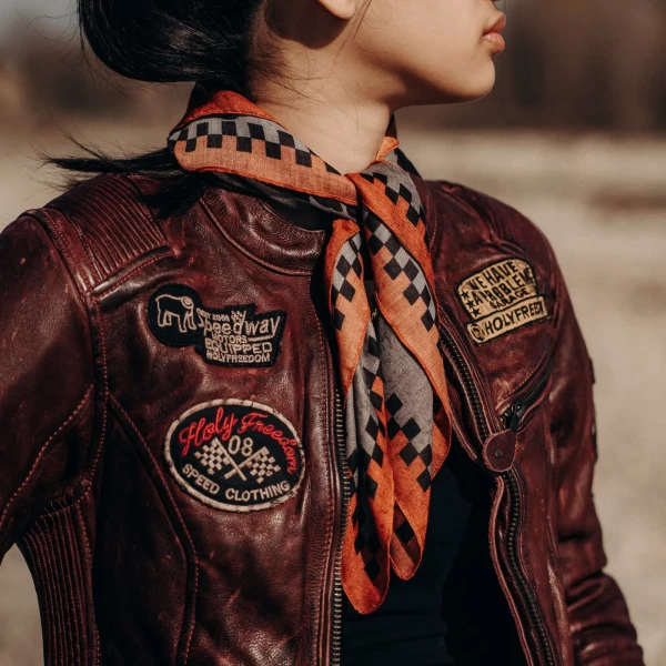 Foulard moto custom indossato in stile street rider, perfetto con casco vintage e giacca cafe racer.