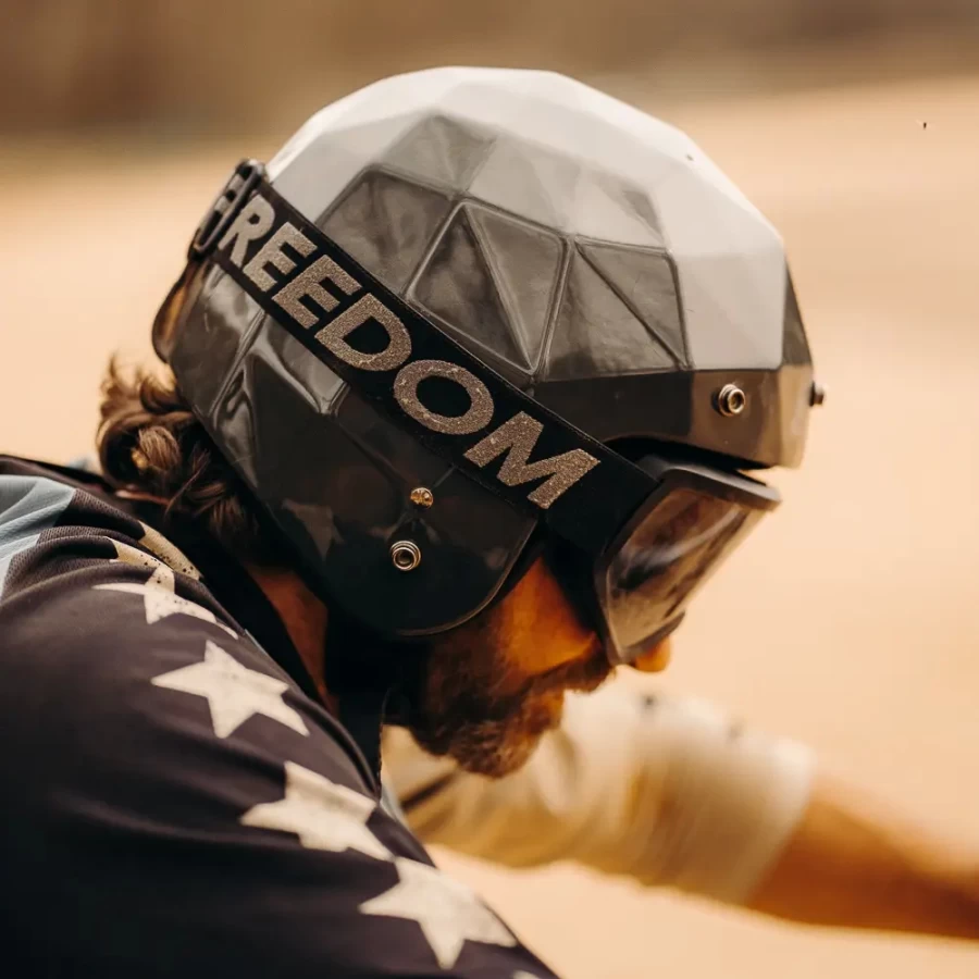 Dettaglio grafico Rapina su occhiali moto custom Holyfreedom dal carattere deciso.