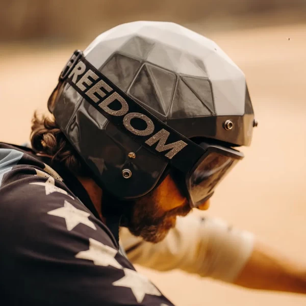 Dettaglio grafico Rapina su occhiali moto custom Holyfreedom dal carattere deciso.