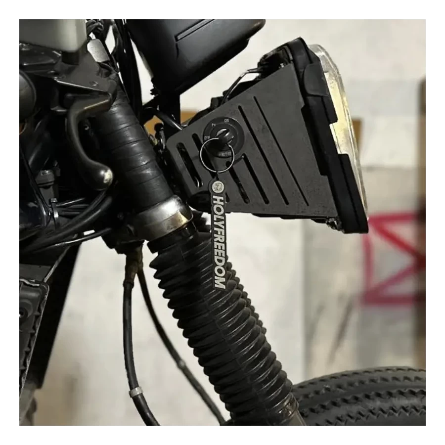 Holyfreedom Keychain agganciato alle chiavi della moto, perfetto per un regalo rider