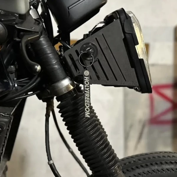 Holyfreedom Keychain agganciato alle chiavi della moto, perfetto per un regalo rider