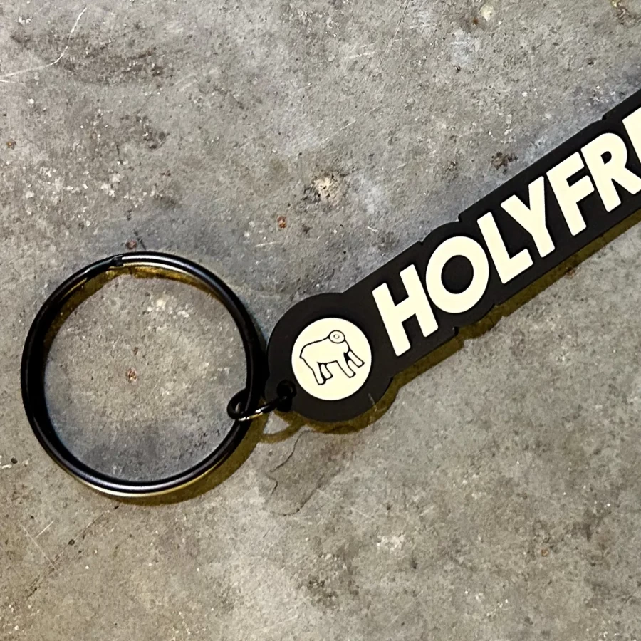 Dettaglio logo Holyfreedom sul keyring, piccolo accessorio dal look biker essenziale