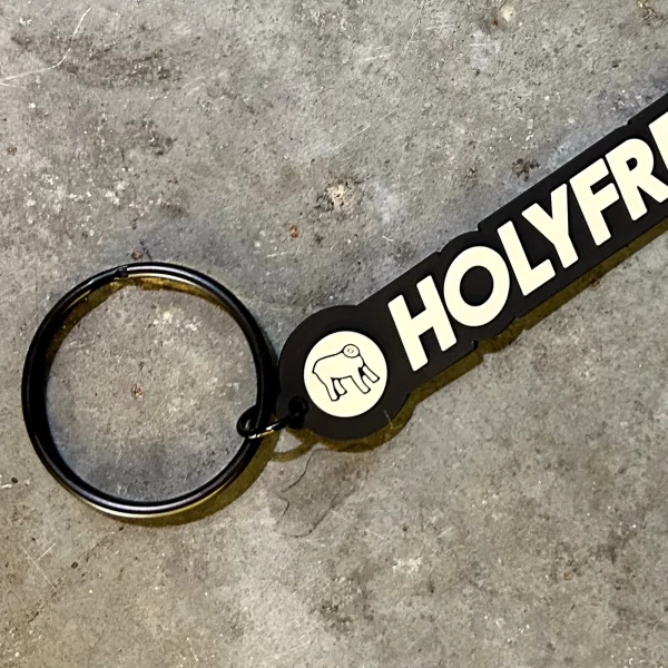 Dettaglio logo Holyfreedom sul keyring, piccolo accessorio dal look biker essenziale