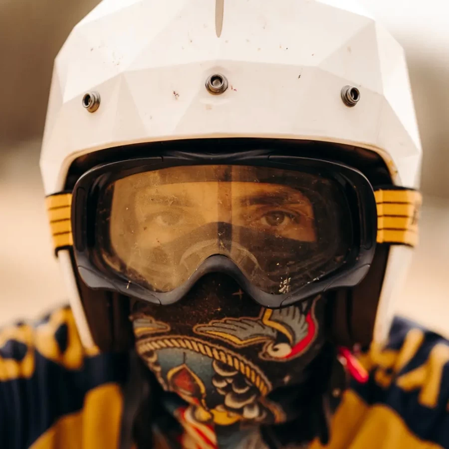 Indossati con casco jet e giacca cafe racer, gli occhiali Snowheels completano lo stile custom.