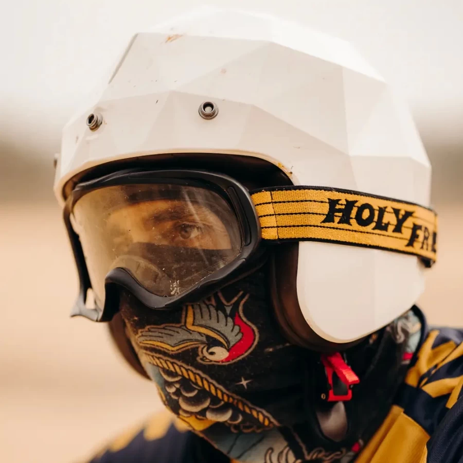 Dettaglio delle finiture Snowheels Holyfreedom per un look motociclistico vintage autentico.