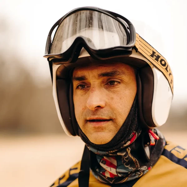 Dettaglio delle finiture Snowheels Holyfreedom per un look motociclistico vintage autentico.