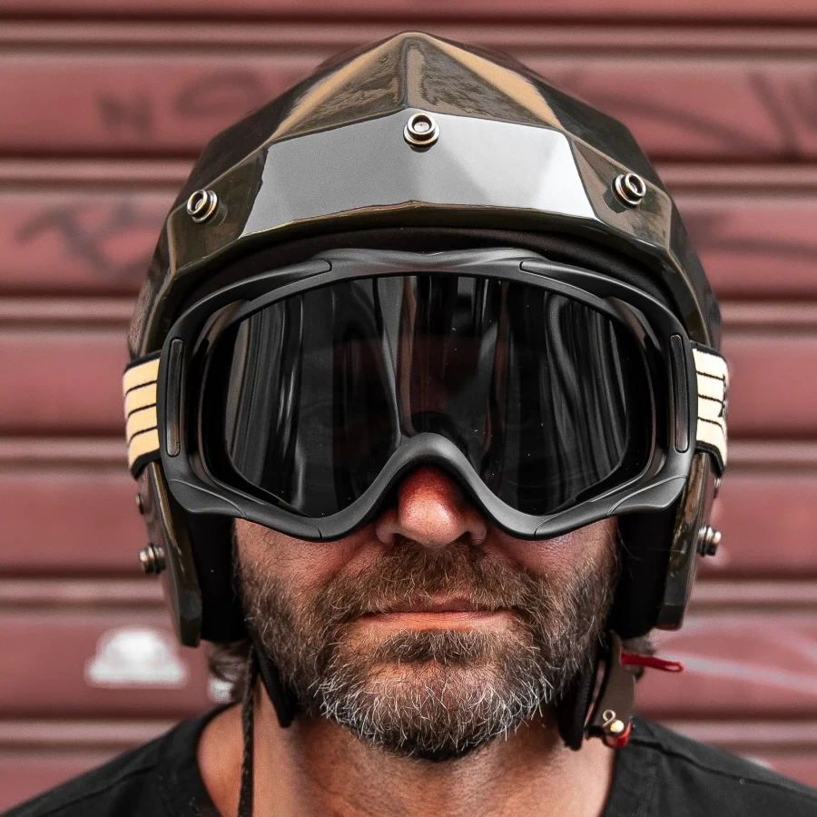 Indossati con casco jet e custom bike, Snowheels Fume' aggiungono carattere scrambler.