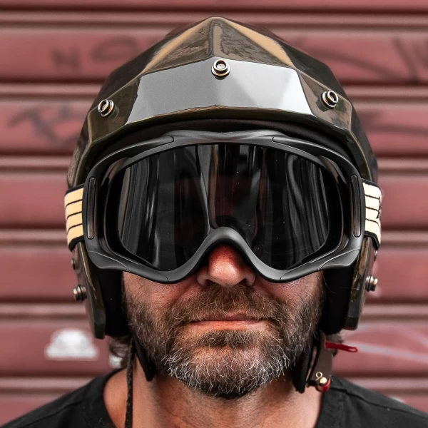 Indossati con casco jet e custom bike, Snowheels Fume' aggiungono carattere scrambler.