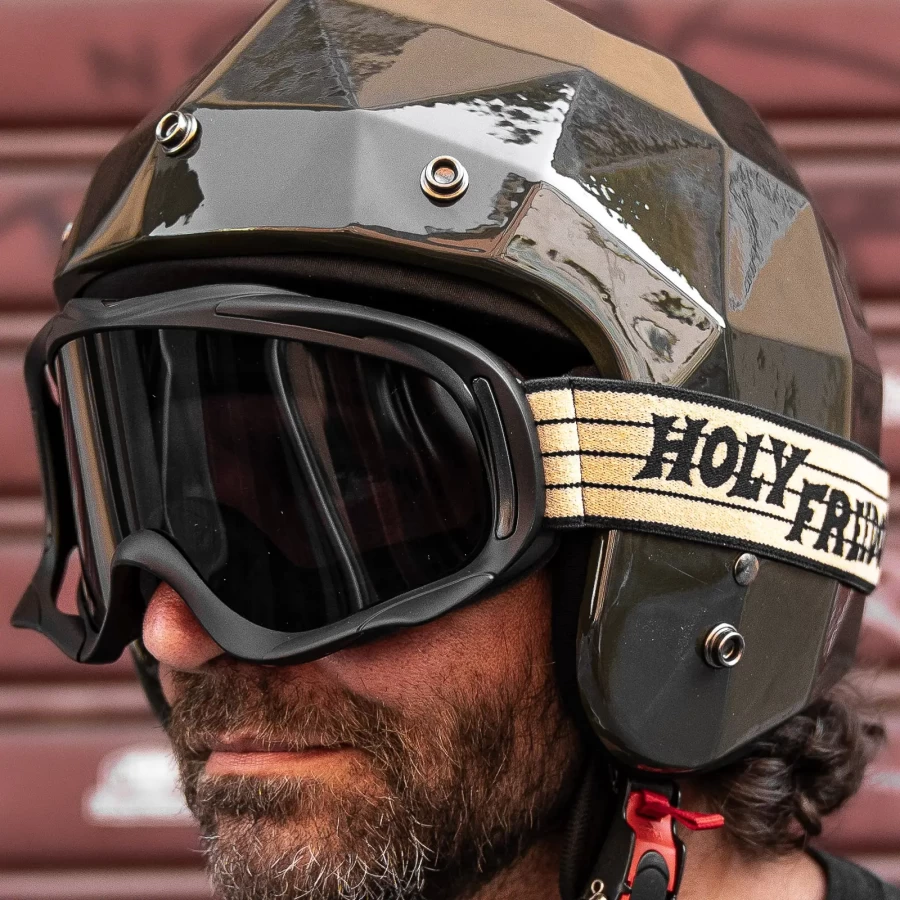 Indossati con casco jet e custom bike, Snowheels Fume' aggiungono carattere scrambler.