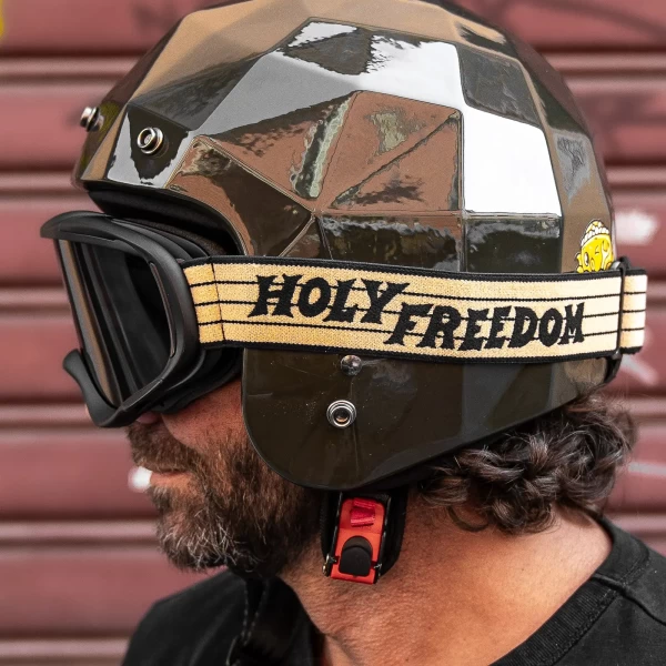 Dettaglio della lente fumé e delle finiture Holyfreedom su occhiali moto vintage.