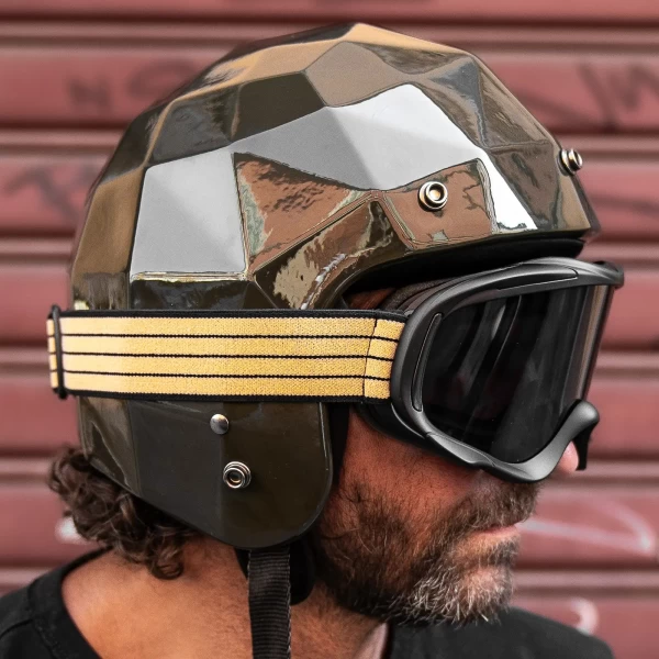 Dettaglio della lente fumé e delle finiture Holyfreedom su occhiali moto vintage.