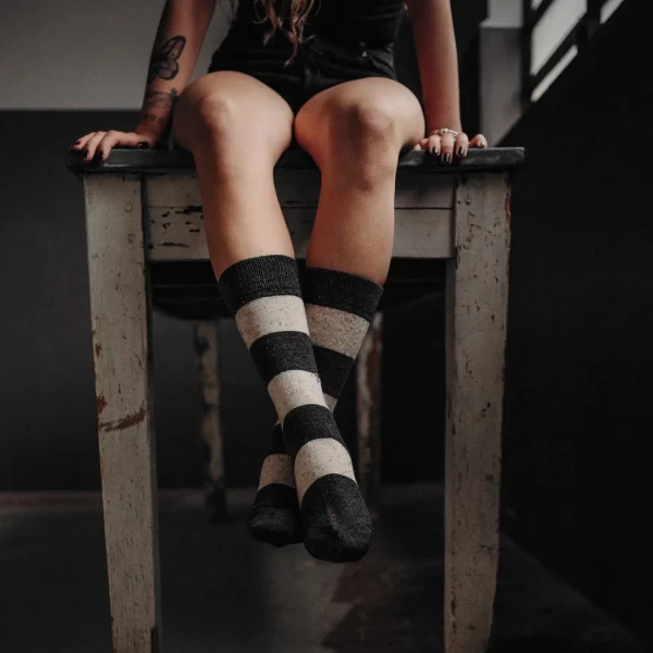 Nope Sox Holyfreedom indossate con stivali moto per un fit comodo e look daily.