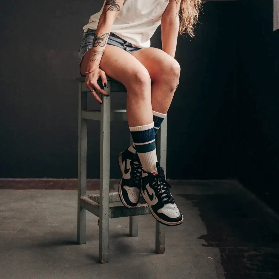 Larrybird Sox abbinate a look cafe racer per un fit comodo e un outfit ribelle.