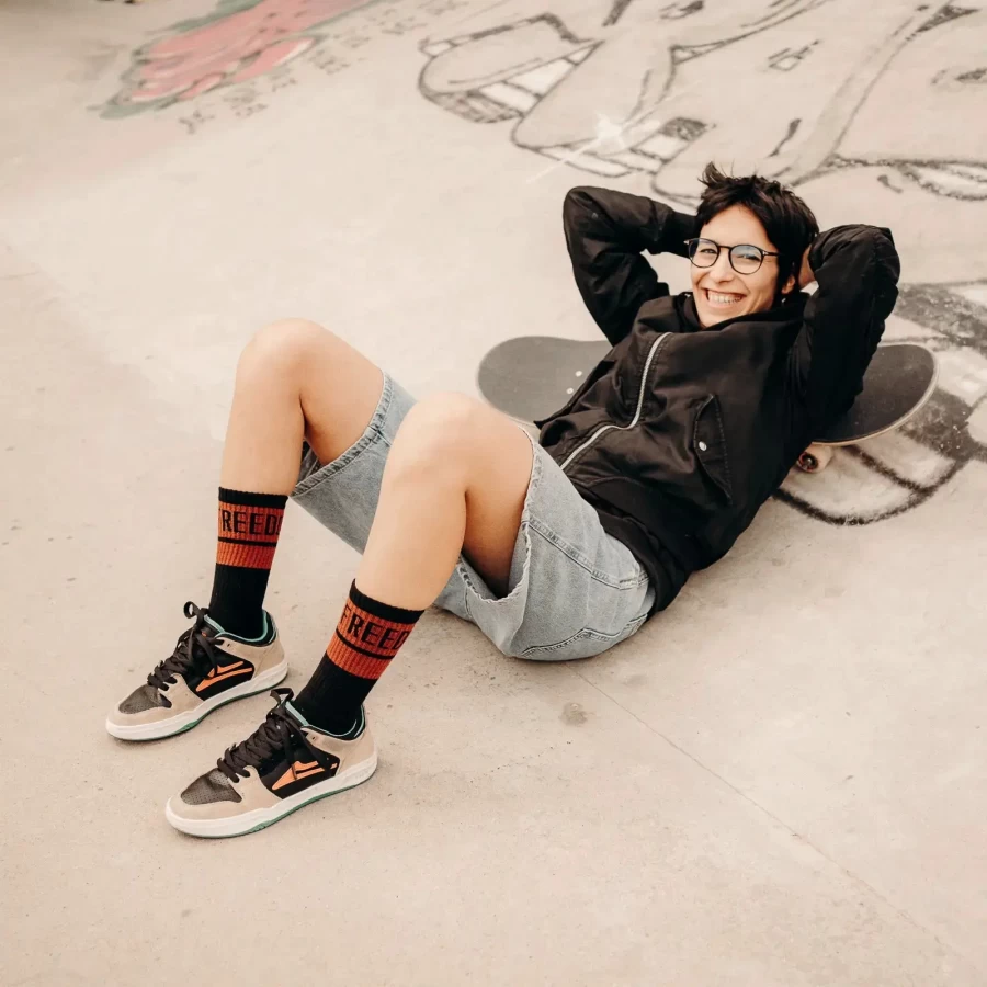 Insulto Sox indossate con outfit rider per un fit comodo e uno stile vintage unico.