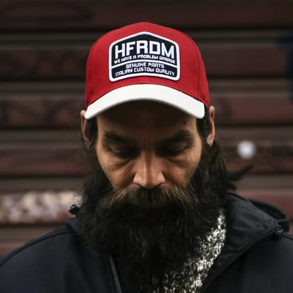 HFRDM Cap Holyfreedom indossato nel tempo libero, ideale per un look da rider.