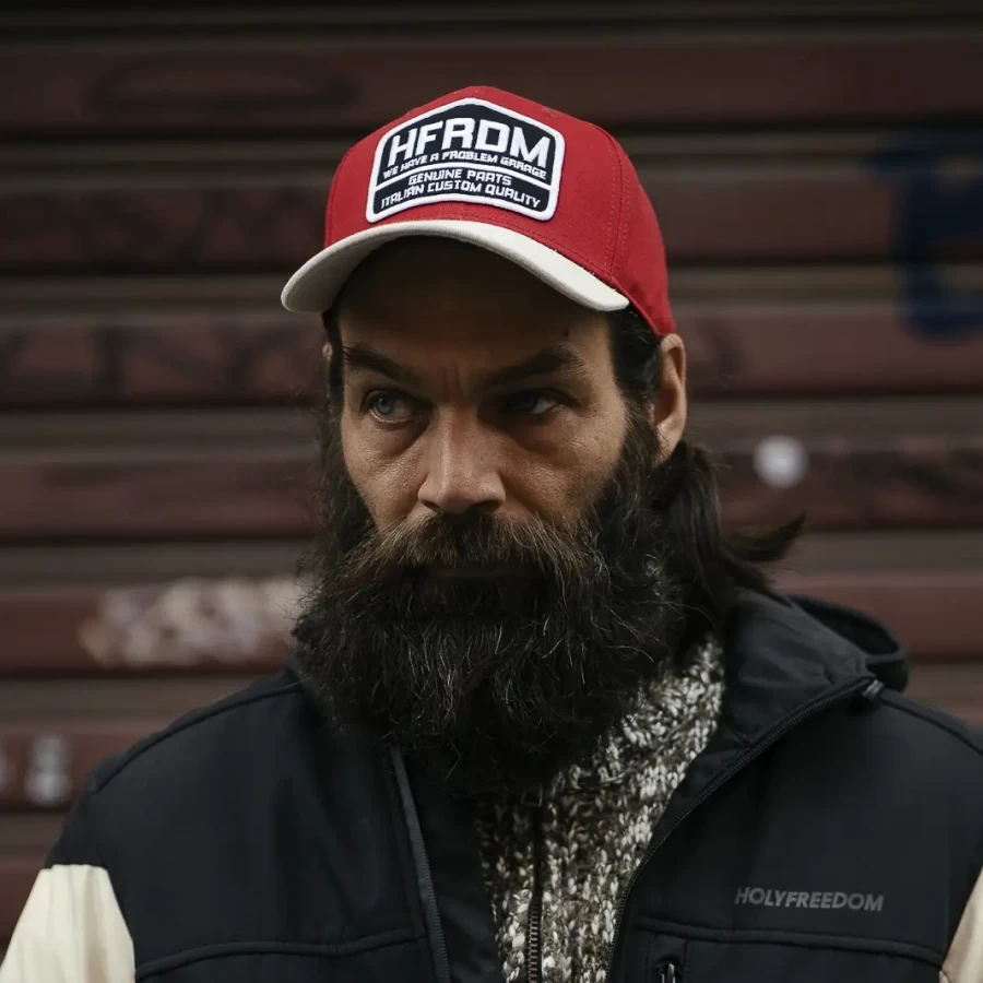 HFRDM Cap Holyfreedom indossato nel tempo libero, ideale per un look da rider.
