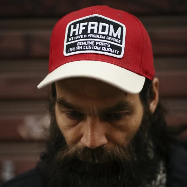 Dettaglio logo HFRDM sul cappellino Holyfreedom, stile moto vintage e urbano.