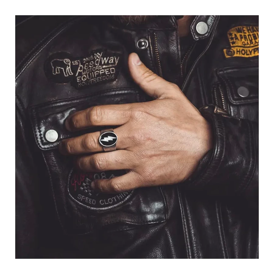 Dettaglio della grafica Lampo Holyfreedom su anello moto vintage, con linee nette e stile custom.